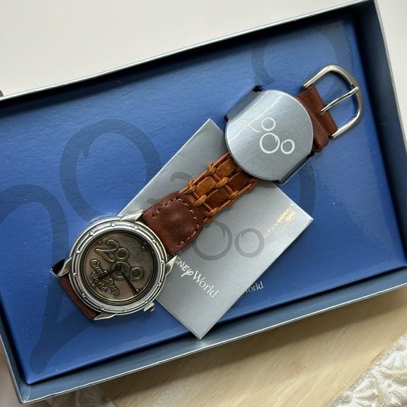 NIB - 2000 Disney Leather Wrist Watch - Picture 2 of 3